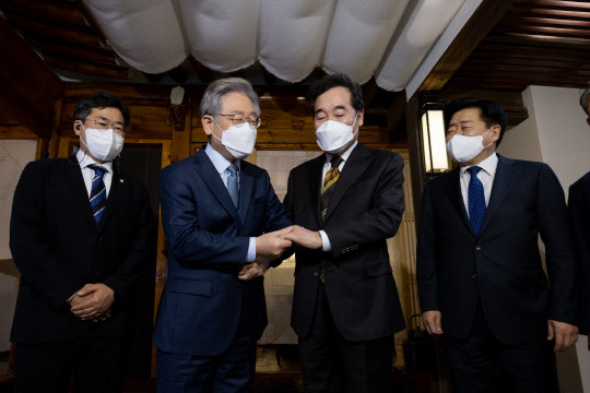 불어민주당 대선 후보인 이재명 경기도지사와 이낙연 전 대표가 24일 오후 서울 종로구 안국동 한 찻집에서 회동하고 있다. 이재명 캠프 제공